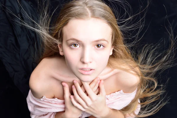 Mooie vrouw met lang haar vliegende. — Stockfoto