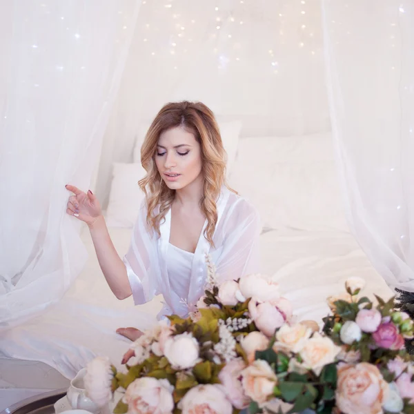 Retrato de modelo de mujer hermosa con maquillaje diario fresco y peinado ondulado romántico. Chica recibió flores como regalo — Foto de Stock