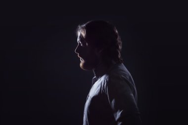 Sakal, koyu arka plan üzerinde profil, siluet olan adam.