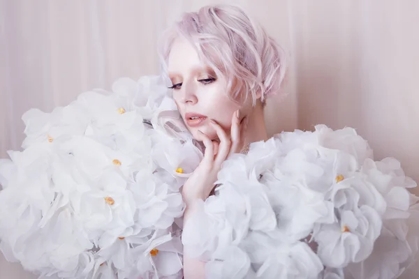 Μόδα ομορφιά κορίτσι μοντέλο στα λευκά τριαντάφυλλα. Νύφη. Τέλειο δημιουργική μακιγιάζ και χτένισμα. — Φωτογραφία Αρχείου