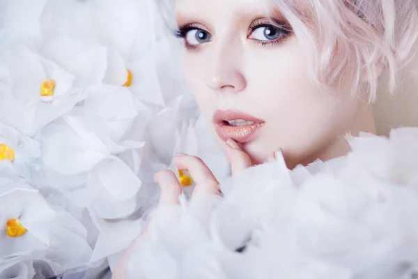 Fashion Beauty Model Girl in white Roses.  Bride. Perfect Creative Make up and Hairstyle. — Stock Photo, Image