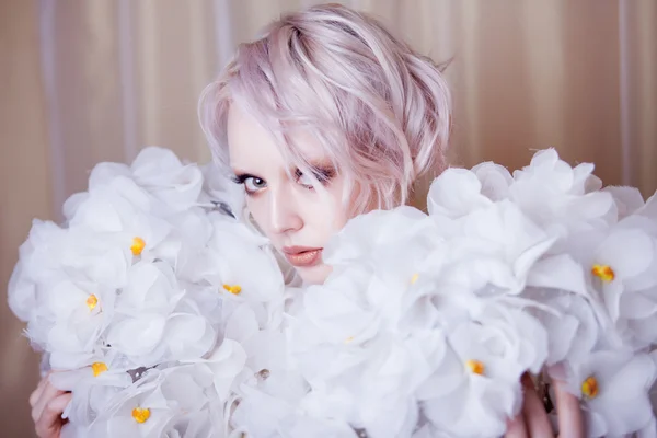 Μόδα ομορφιά κορίτσι μοντέλο στα λευκά τριαντάφυλλα. Νύφη. Τέλειο δημιουργική μακιγιάζ και χτένισμα. — Φωτογραφία Αρχείου