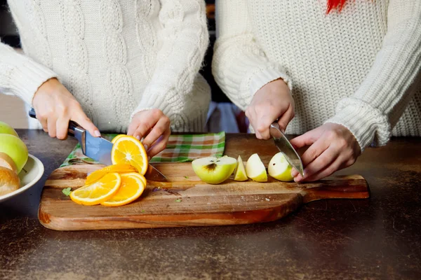 Duas jovens na cozinha conversando e comendo frutas, estilo de vida saudável, close-up — Fotografia de Stock