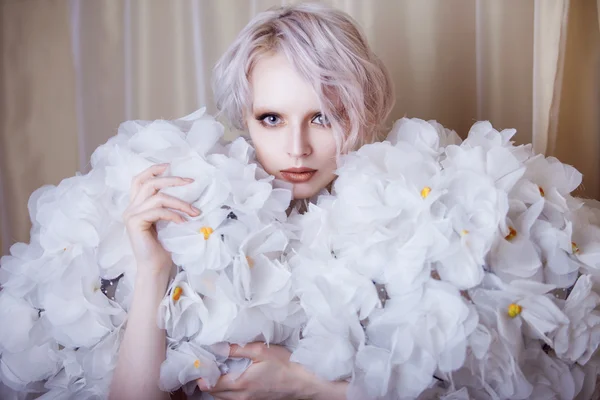 Fashion Beauty Model Girl in white Roses.  Bride. Perfect Creative Make up and Hairstyle. — Stock Photo, Image