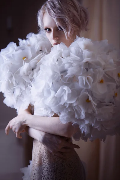 Мода Краса Модель Дівчина в білих трояндах. Наречена. Ідеальний креативний макіяж і зачіска . — стокове фото