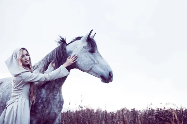Dziewczyna w płaszcz z kapturem z konia, efekt tonowania — Zdjęcie stockowe