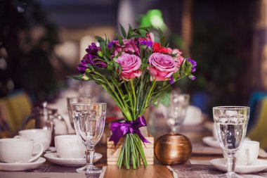 Restoran, gül ve süsen, mor tonları birlikte çiçek kompozisyon