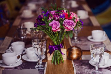 Restoran, gül ve süsen, mor tonları birlikte çiçek kompozisyon