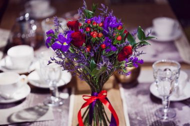 Çiçek kompozisyon Restoran, küçük kırmızı gül ve mor süsen, birden fazla renk kombinasyonu