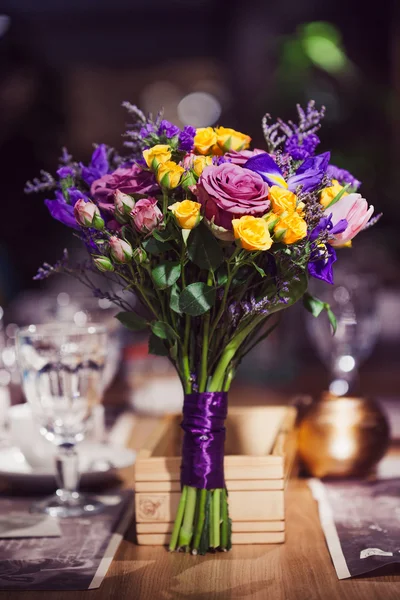 Composição de flores em restaurante, buquê de rosas diferentes variedades — Fotografia de Stock