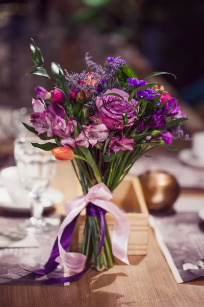 Blumenkomposition im Restaurant, Rosen und Schwertlilien, Kombinationsnuancen von Violett — Stockfoto