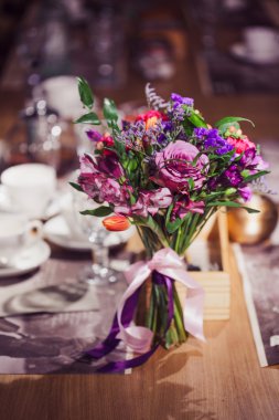 Restoran, gül ve süsen, mor tonları birlikte çiçek kompozisyon