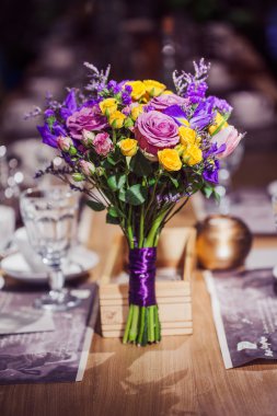 Restoran, buket gül farklı çeşitlerinin çiçek kompozisyon