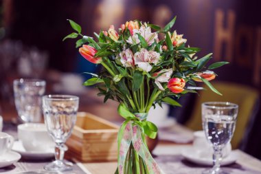 Çiçek kompozisyon Restoran, alstroemeria ve lale, birden fazla renk kombinasyonu
