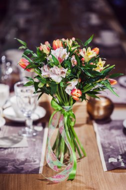 Çiçek kompozisyon Restoran, alstroemeria ve lale, birden fazla renk kombinasyonu