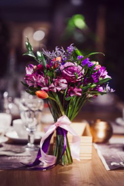 Restoran, gül ve süsen, mor tonları birlikte çiçek kompozisyon