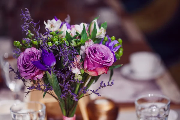 Composición de flores en restaurante, rosas e iris, tonos combinados de púrpura —  Fotos de Stock