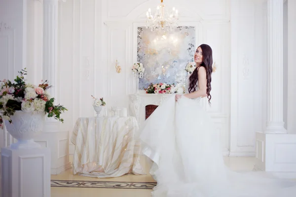 Retrato de novia hermosa. Decoración de boda. Lujoso interior de luz —  Fotos de Stock