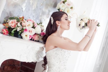 Portre bir buket çiçek ile güzel gelin. Düğün dekorasyon