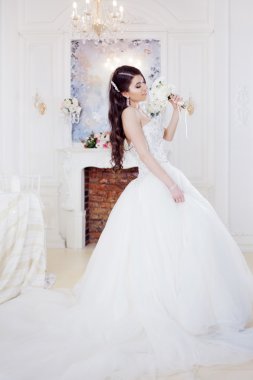 Portre bir buket çiçek ile güzel gelin. Düğün dekorasyon