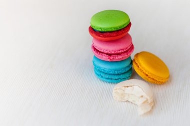 Whitebackground renkli macaroons kule yakın çekim.