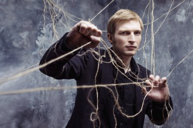 Genç adam zincirleri kırmaya çalışan. Kavramı manipülasyon ve kölelik