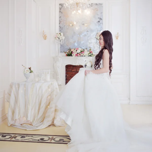 Retrato de novia hermosa. Decoración de boda. Lujoso interior de luz — Foto de Stock