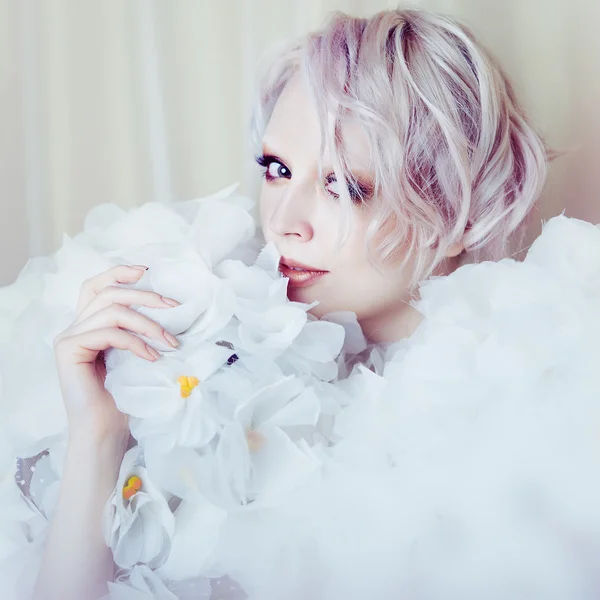 Chica modelo de belleza de moda en rosas blancas. Novia. Maquillaje creativo perfecto y peinado . — Foto de Stock