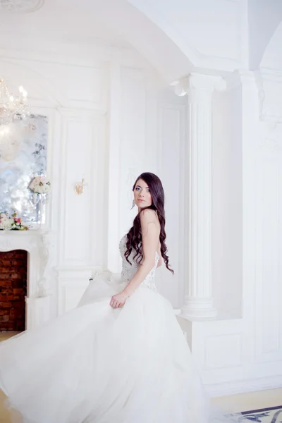 Retrato de novia hermosa. Decoración de boda. Lujoso interior de luz — Foto de Stock