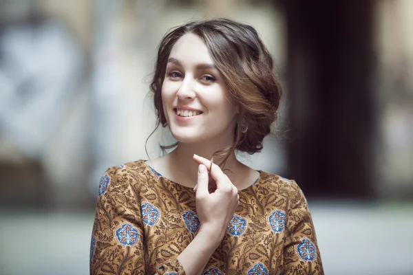 Hermosa chica sonriente en la calle, retrato, primer plano — Foto de Stock