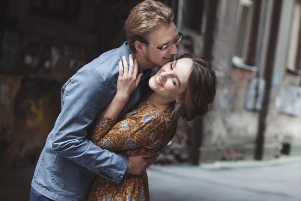 Casal jovem no amor ao ar livre. Homem abraços mulher . — Fotografia de Stock