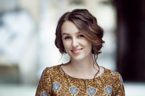 Mooi lachende meisje op de straat, portret, close-up — Stockfoto