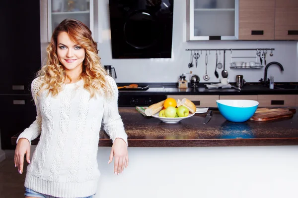 Jonge mooie vrouw in de keuken, gezonde levensstijl — Stockfoto