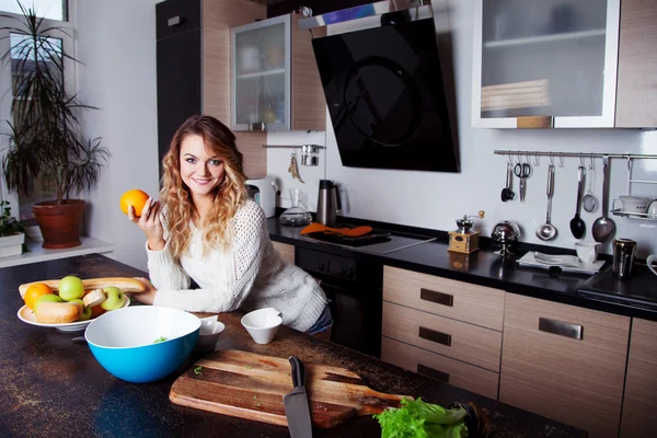 Młoda piękna kobieta w kuchni, zdrowy styl życia — Zdjęcie stockowe