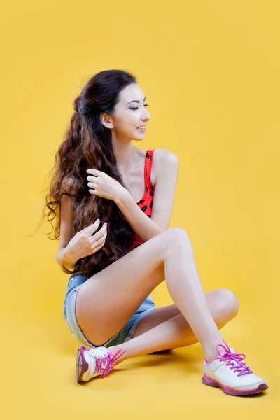 Bonito ásia jovem menina Retrato sobre fundo amarelo . — Fotografia de Stock