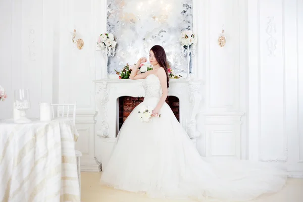 Gyönyörű menyasszony portréja. Esküvői dekoráció. Luxus fény belső — Stock Fotó