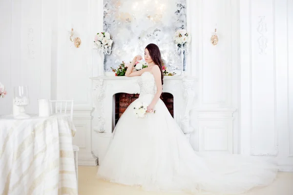 Retrato de novia hermosa. Decoración de boda. Lujoso interior de luz — Foto de Stock