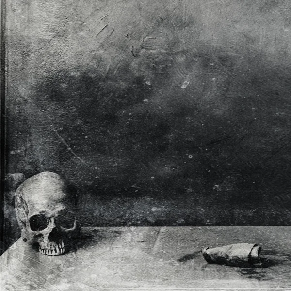 Nagyon ijesztő koponya az asztalra. Texturált grunge fekete-fehér háttér — Stock Fotó