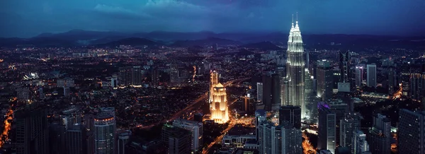 КУАЛА-ЛУМПУР, МАЛАЙЗИЯ, НОЯБРЬ 22: Небо Куала-Лумпура ночью, вид на центр города с телевышки 22 ноября 2014 года — стоковое фото
