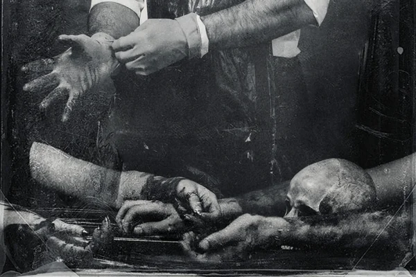 De handen van een maniak dragen van rubberen handschoenen. Beenderen en lijken op de bodem. Getextureerde grunge zwart-witte achtergrond — Stockfoto