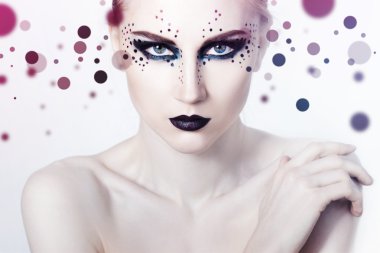 Dumanlı gözler ve siyah dudak ile güzellik moda Model kız. Nokta arka plan