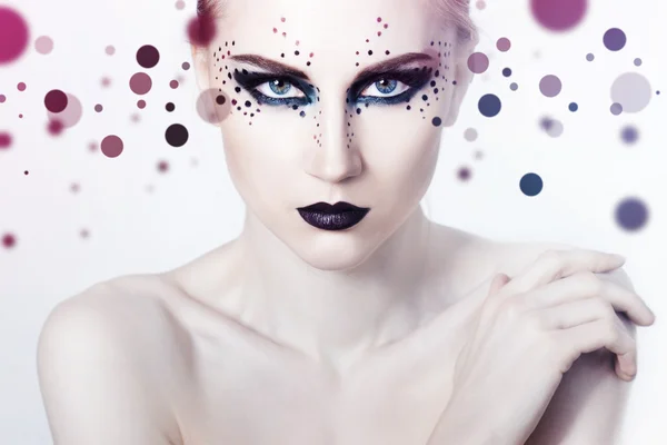 Beauty Fashion Model Mädchen mit rauchigen Augen und schwarzen Lippen. Punkte Hintergrund — Stockfoto
