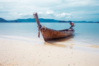 uzun tekne ve tropikal beach, Tayland