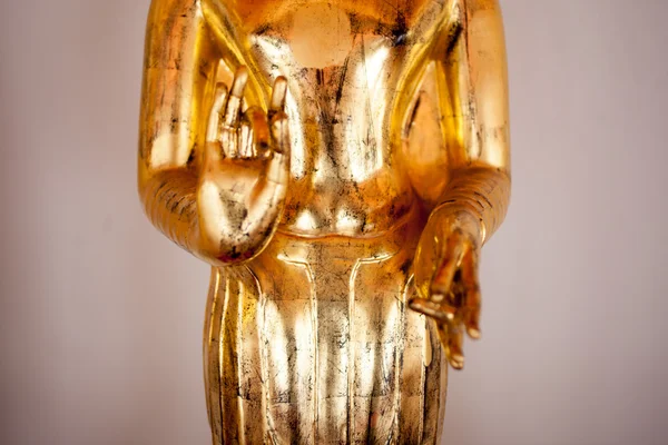 Figura dourada de Buda no templo Bangkok, Tailândia. Close-up — Fotografia de Stock