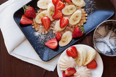 Waffle taze çilek ve muz rustik ahşap zemin üzerinde. Üstten Görünüm