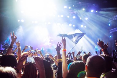 yumuşak arka plan, fanlar konser salonunda, eller havaya