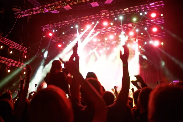 Abstrait fond doux, les fans dans la salle de concert, les mains dans l'air — Photo