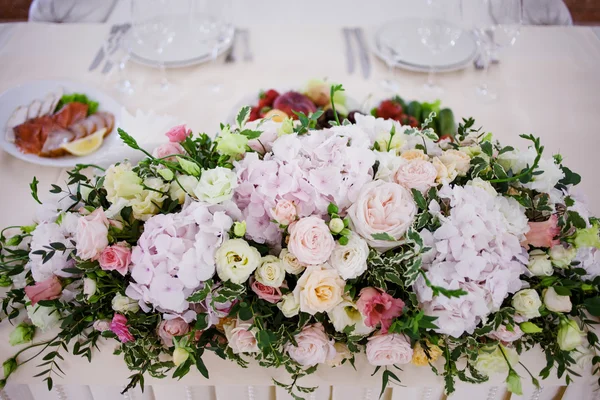 웨딩 테이블 꽃을 제공합니다. 신혼 부부를 위한 디자인 국 — 스톡 사진