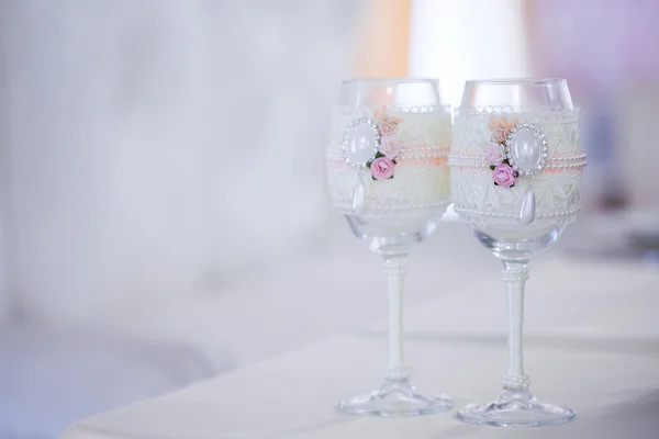 Belos copos de champanhe e vinho, decoração do casamento, celebração, close-up — Fotografia de Stock