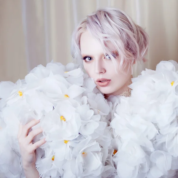 Divat szépség-modell lány a fehér rózsák. Menyasszony. Tökéletes kreatív smink és frizura. — Stock Fotó